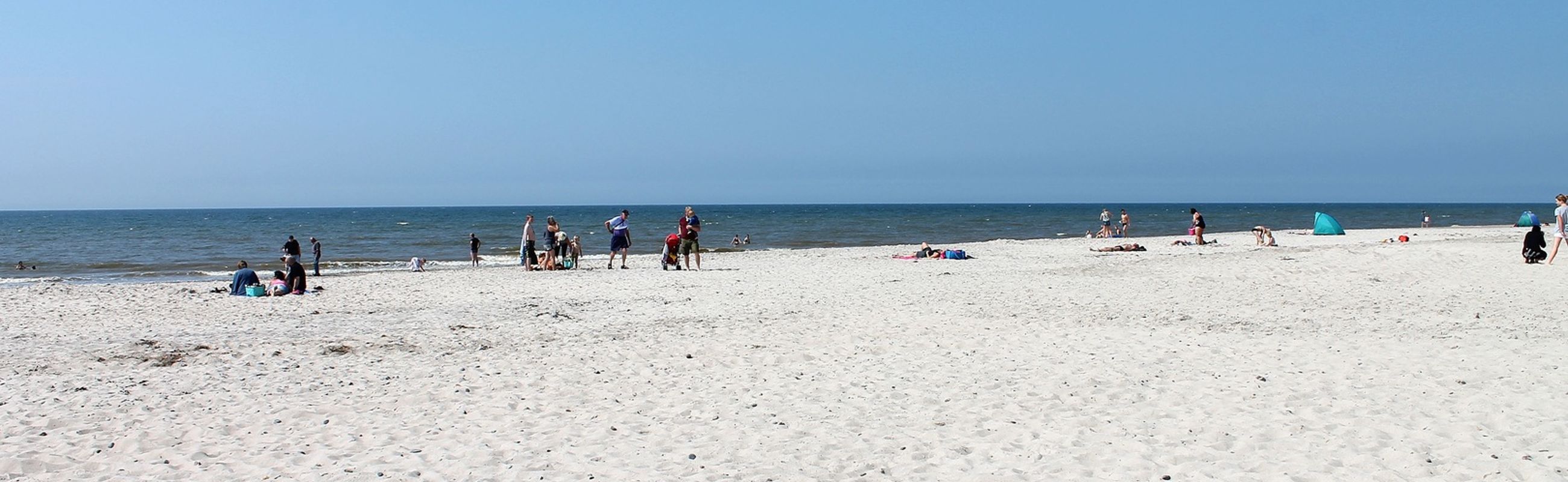 Strand van Julianadorp met mensen