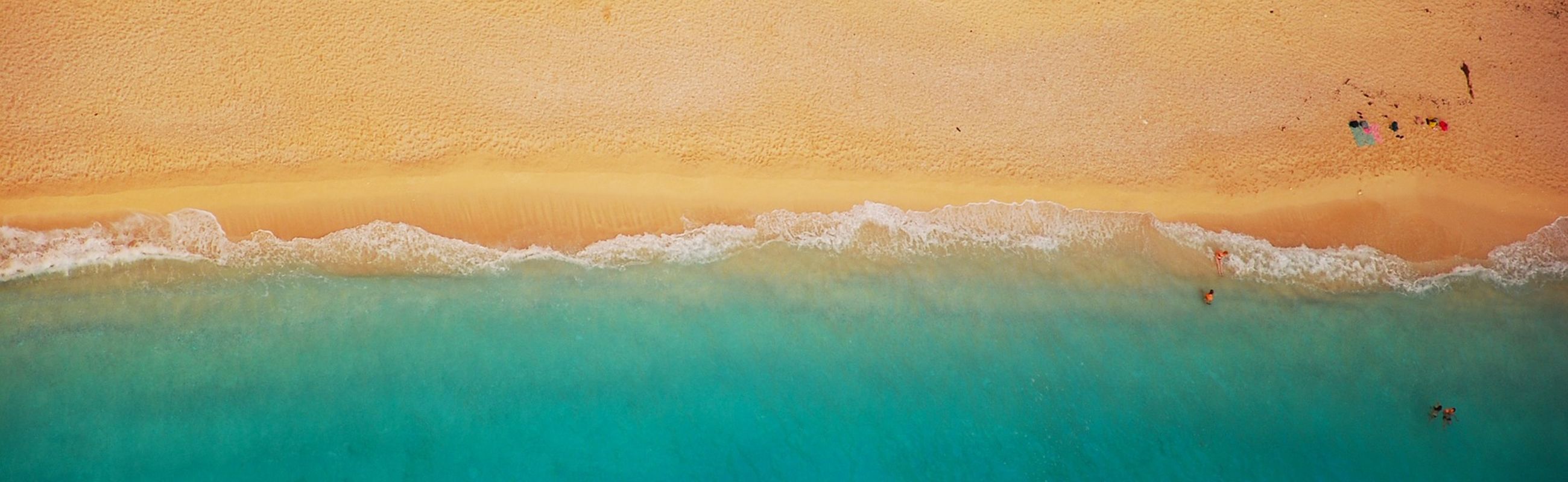 Blauwe water strand