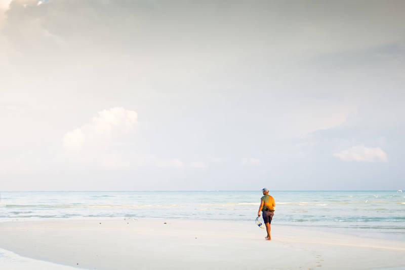 eenzame visser op het strand