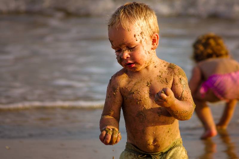 spelend kind op het strand