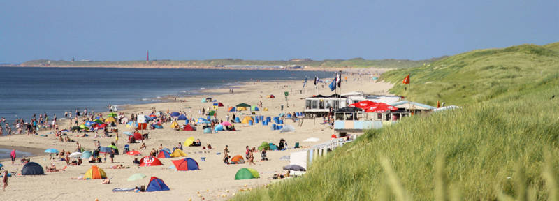 Volle stranden in de zomer