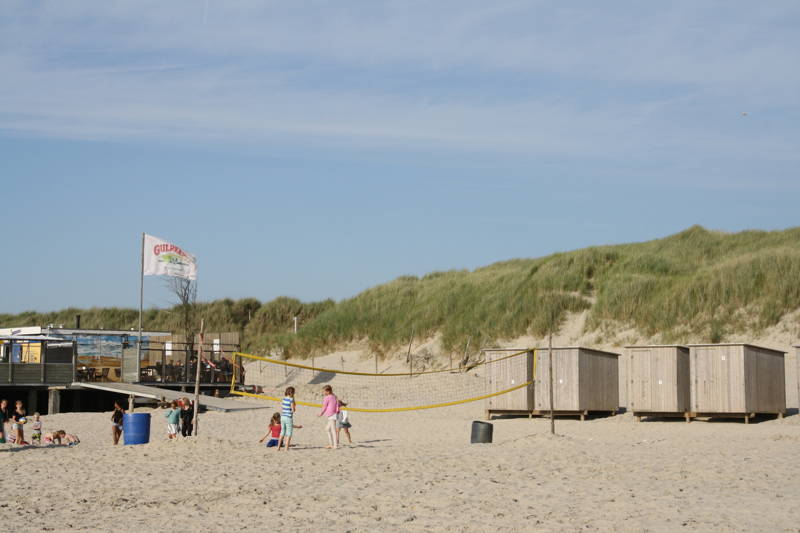 sfeervol strand op zomerse dag in Sint Maartenszee