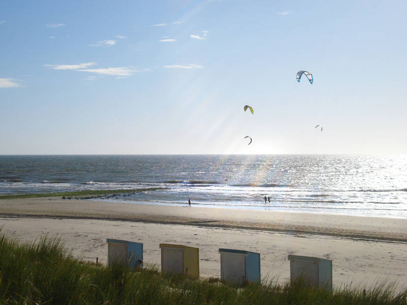 Kitesurfen op het strand van Callantsoog