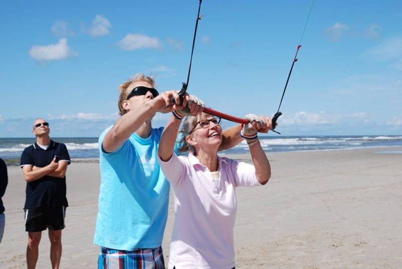 Leren vliegeren  op het strand van Callantsoog