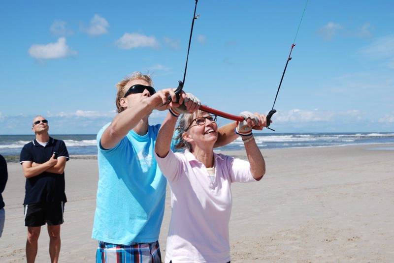 Leren vliegeren  op het strand van Callantsoog