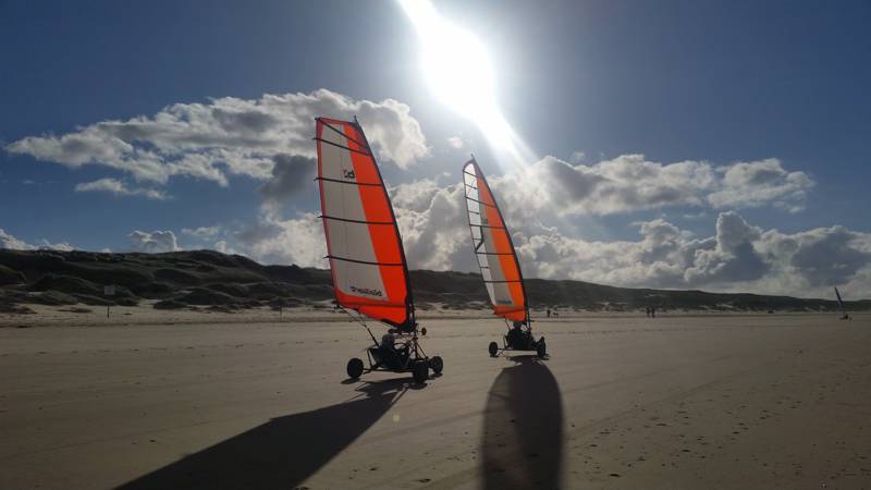 Kiten op het Strand