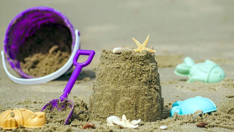 kids spelen op het strand