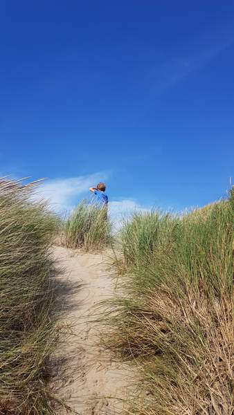 spelen in de duinen vlakbij je vakantiehuis